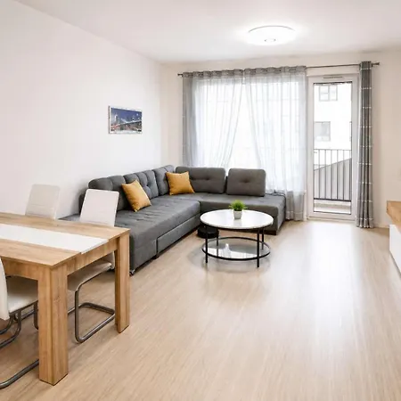 Family Haven - 45 Min To Vienna & Free Parking 아파트