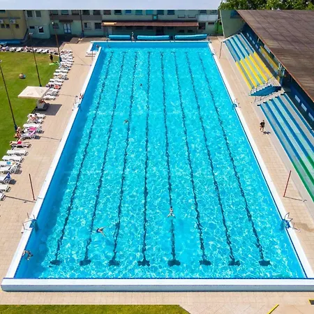 Family Haven - 45 Min To Vienna & Free Parking 아파트
